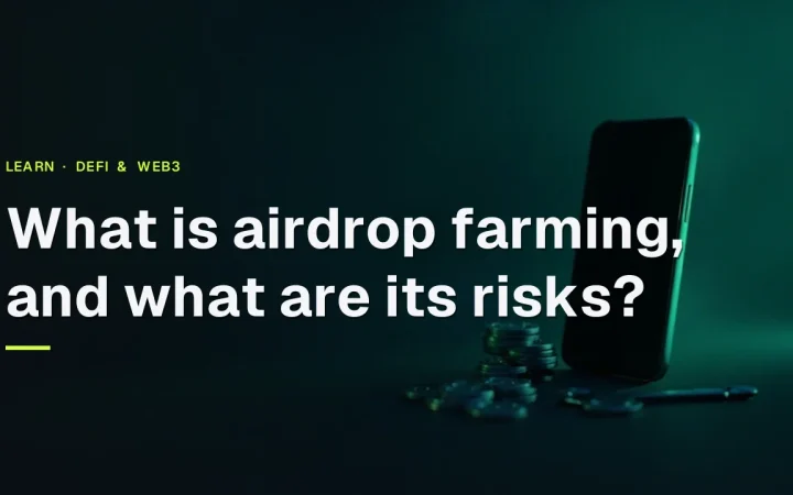 Titlen Hvad er airdrop farming, og hvilke risici er der? over en mørk navy baggrund med blanke tokens, en telefon og en nøgle i smaragdgrønt lys.