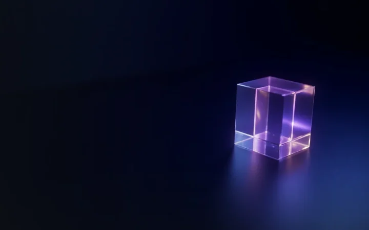 En mörkblå bakgrund med ett glödande violett glasblock till höger.
