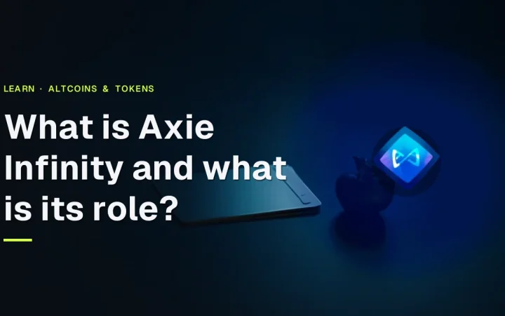 Titlen Hvad er Axie Infinity, og hvad er dens rolle med Axie Infinity-logoet over en mørkeblå scene med blanke kort og en blå glød.