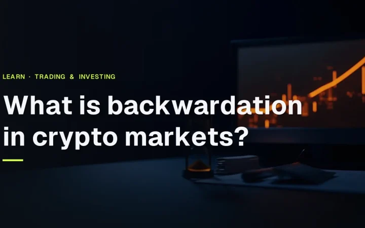 Titlen What is backwardation in crypto markets? over et mørkt skrivebord med en glødende orange futures-kurve og tomme kontrakter.