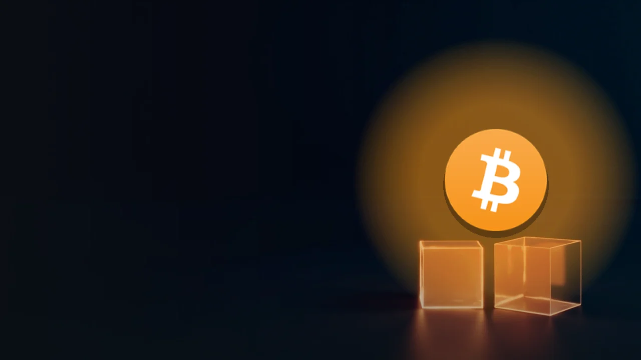 Bitcoin-logoet over en mørk navyblå baggrund med en glødende glaskube og en mindre metalkube.