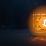 Bitcoin-logoet over glødende orange kædeblokke på en mørk navybaggrund.