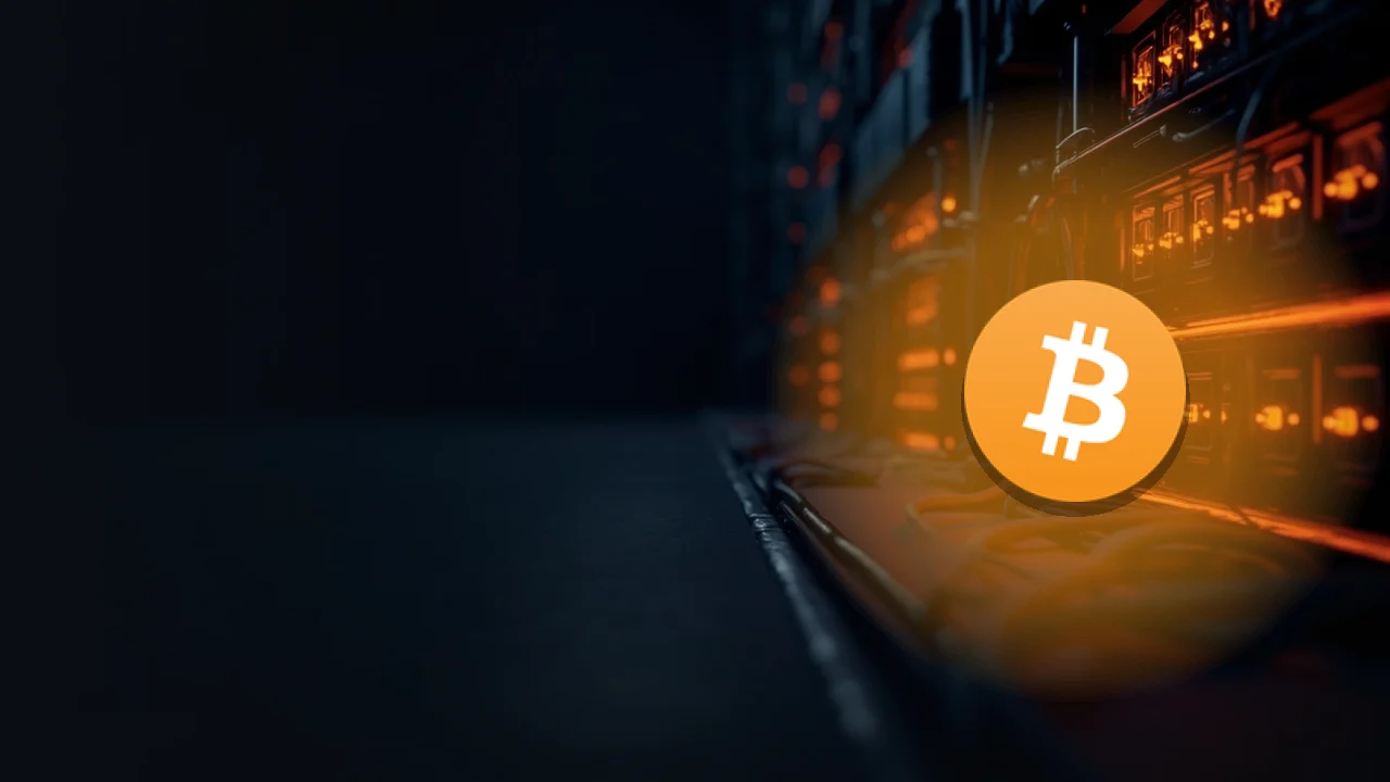 Bitcoin-logoet over rækker af glødende mining-maskiner i mørk navy og orange.