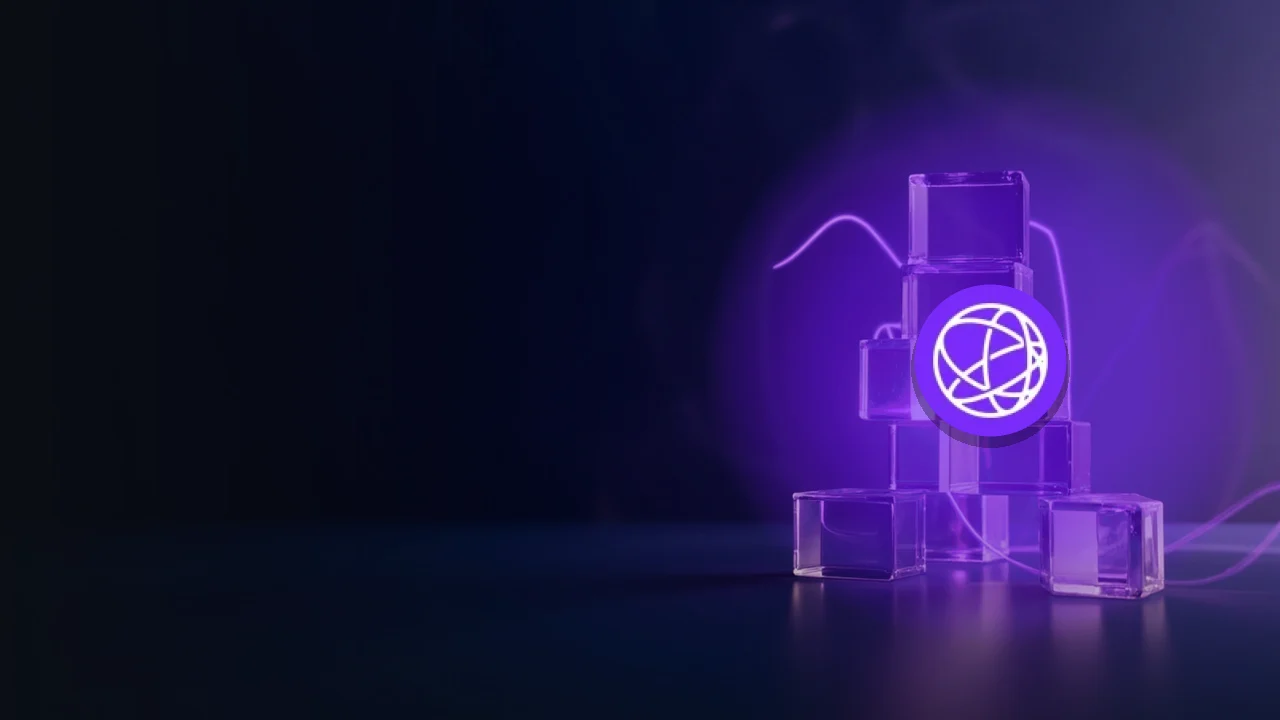 El logotipo de Celestia sobre un fondo azul marino oscuro con cubos de cristal unidos por luz violeta.
