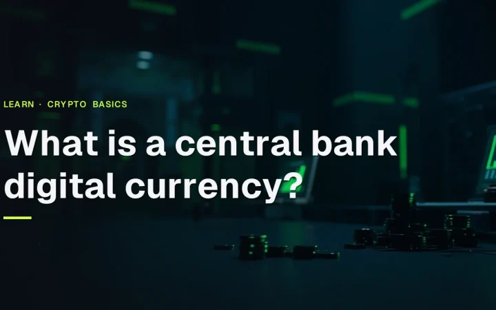 Titel Was ist eine digitale Zentralbankwährung über einem dunklen Tresor mit leuchtenden Akzenten, leerem Banknotenpapier und Münzen rechts.