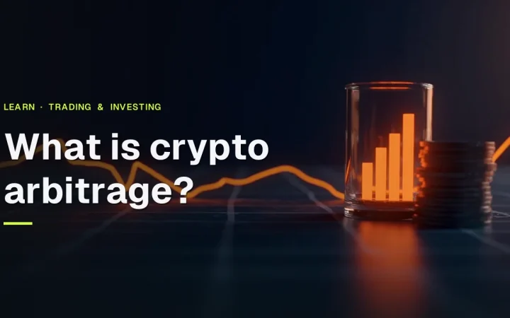 Titlen Hvad er crypto arbitrage? over en mørk marineblå baggrund med to glødende orange kurslinjer, der divergerer, og blanke tokens.