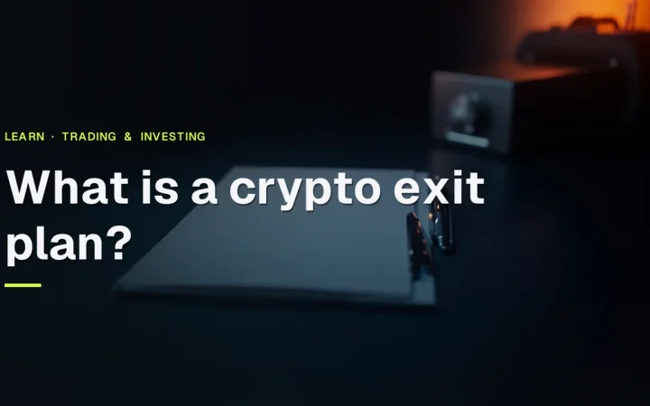 Der Titel Was ist ein Krypto-Exit-Plan über einem dunkelblauen Schreibtisch mit einem leeren Ordner, einem Stift und einem Stahltresor, beleuchtet in Orange.