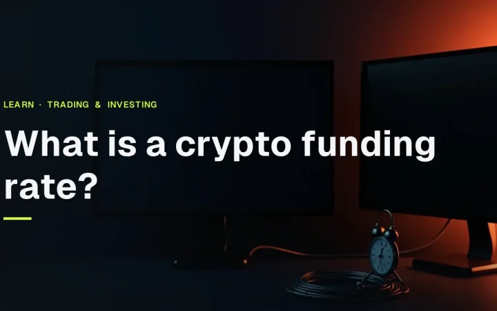 Et mørkt navyblåt skrivebord med tomme skærme oplyst af orange glød, med titlen What is a crypto funding rate over.