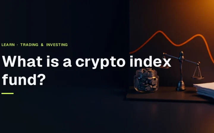 Der Titel Was ist ein Krypto-Indexfonds über einem dunklen Schreibtisch mit leeren Zertifikaten, einem Glas mit Token und einer leuchtenden orangefarbenen Chartlinie.