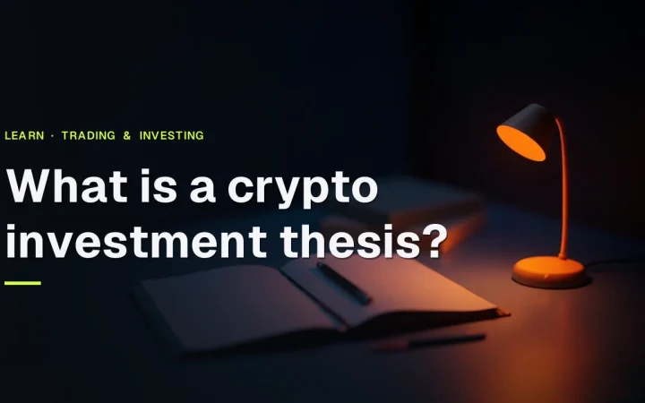 Der Titel Was ist eine Krypto-Investitionsthese? über einem dunklen Schreibtisch mit einem Notizbuch, einem Stift und einer leuchtenden orangefarbenen Lampe.