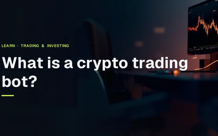 Titlen Hvad er en crypto trading bot? over et mørkt skrivebord med glødende orange diagrambjælker og en lille server.