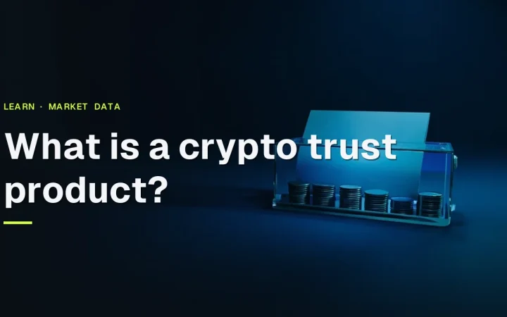 Titlen Hvad er et crypto-trustprodukt? vises over en mørk navy scene med tomme coins i et glasvælving oplyst af blåt lys.