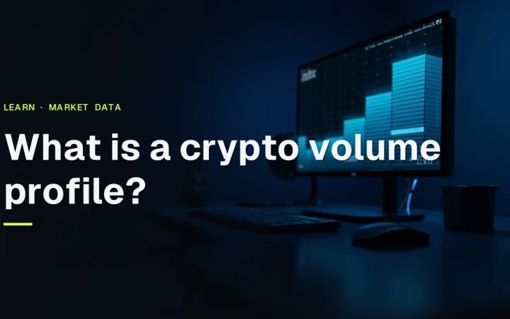 Titlen What is a crypto volume profile over et mørkt skrivebord med et glødende blåt søjlediagram på en skærm.