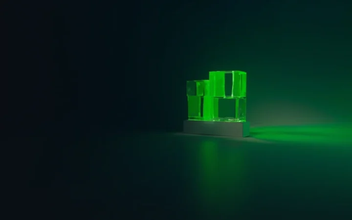 Blocs de verre lumineux reliés par la lumière sur un fond bleu marine sombre.