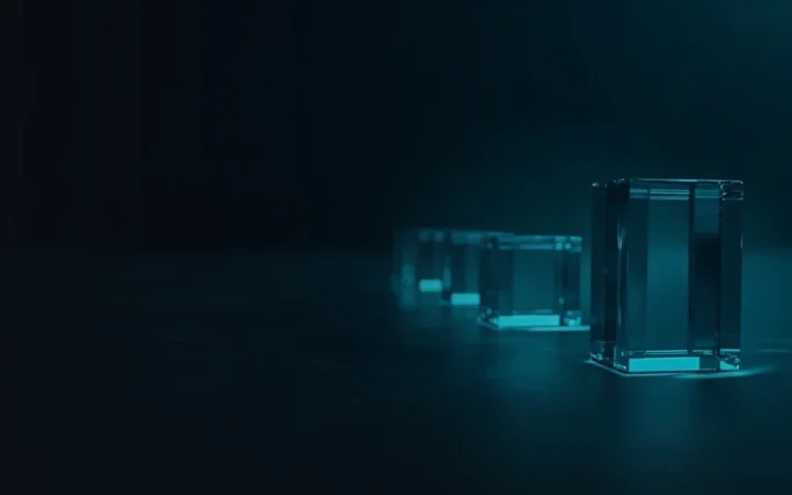 Mørke glasblokke forbundet af teal-lys.