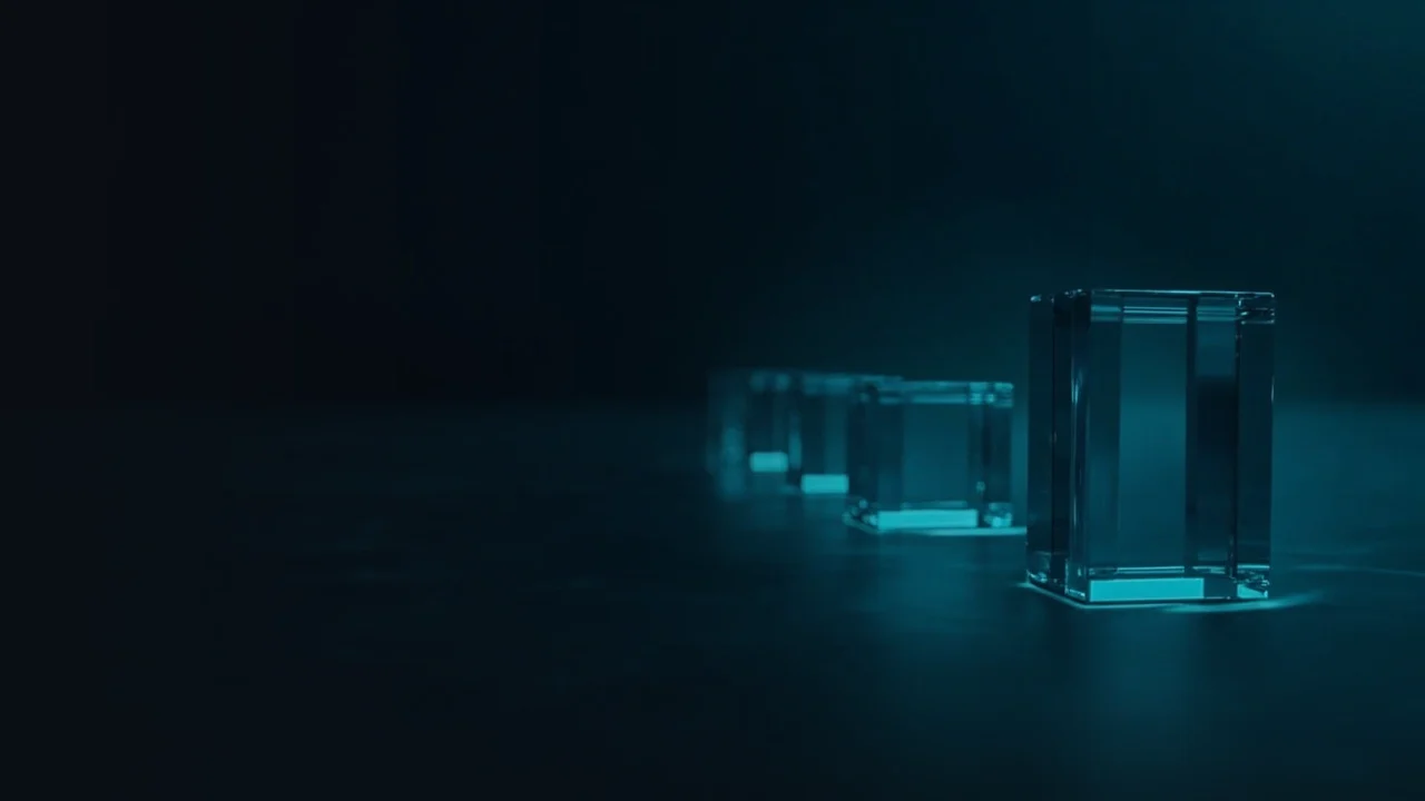 Mørke glasblokke forbundet af teal-lys.