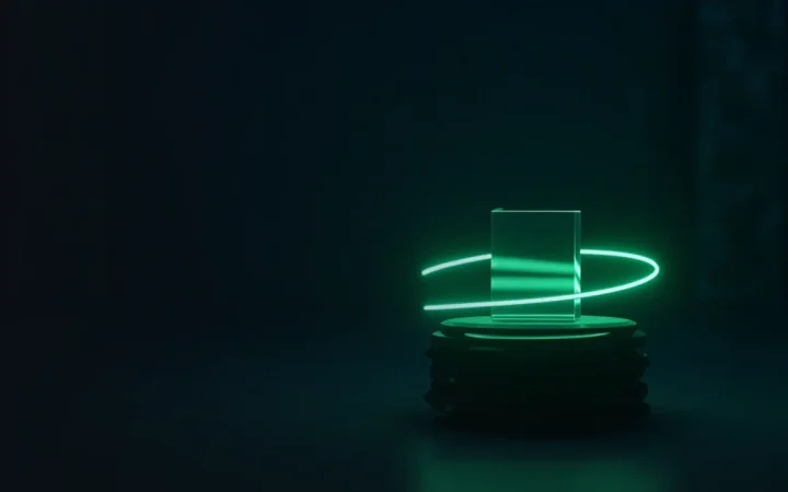 Un coffre bleu marine sombre avec une boucle verte lumineuse allant de disques métalliques à un bloc de verre.
