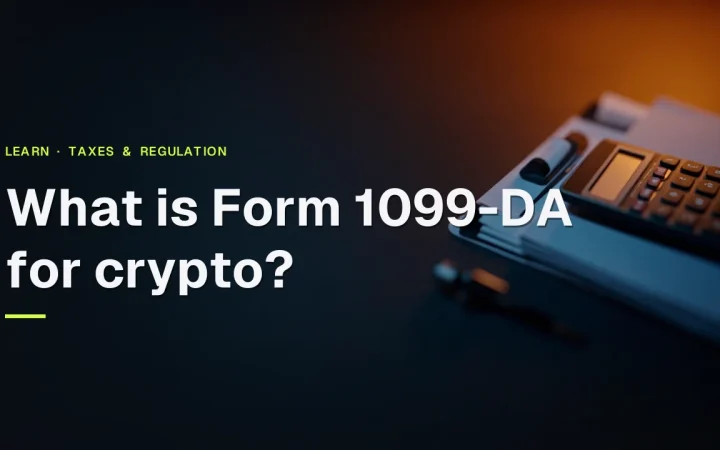 タイトル：暗号資産におけるForm 1099-DAとは何か？、空白のフォーム、空白のディスプレイの電卓、ペン、フォルダがある暗いデスク