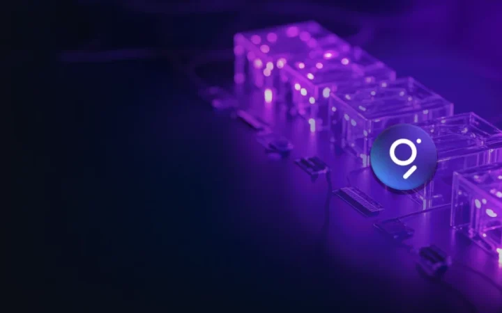 The Graph-logoet over en mørk navybaggrund med glødende violette glasblokke forbundet af lys.