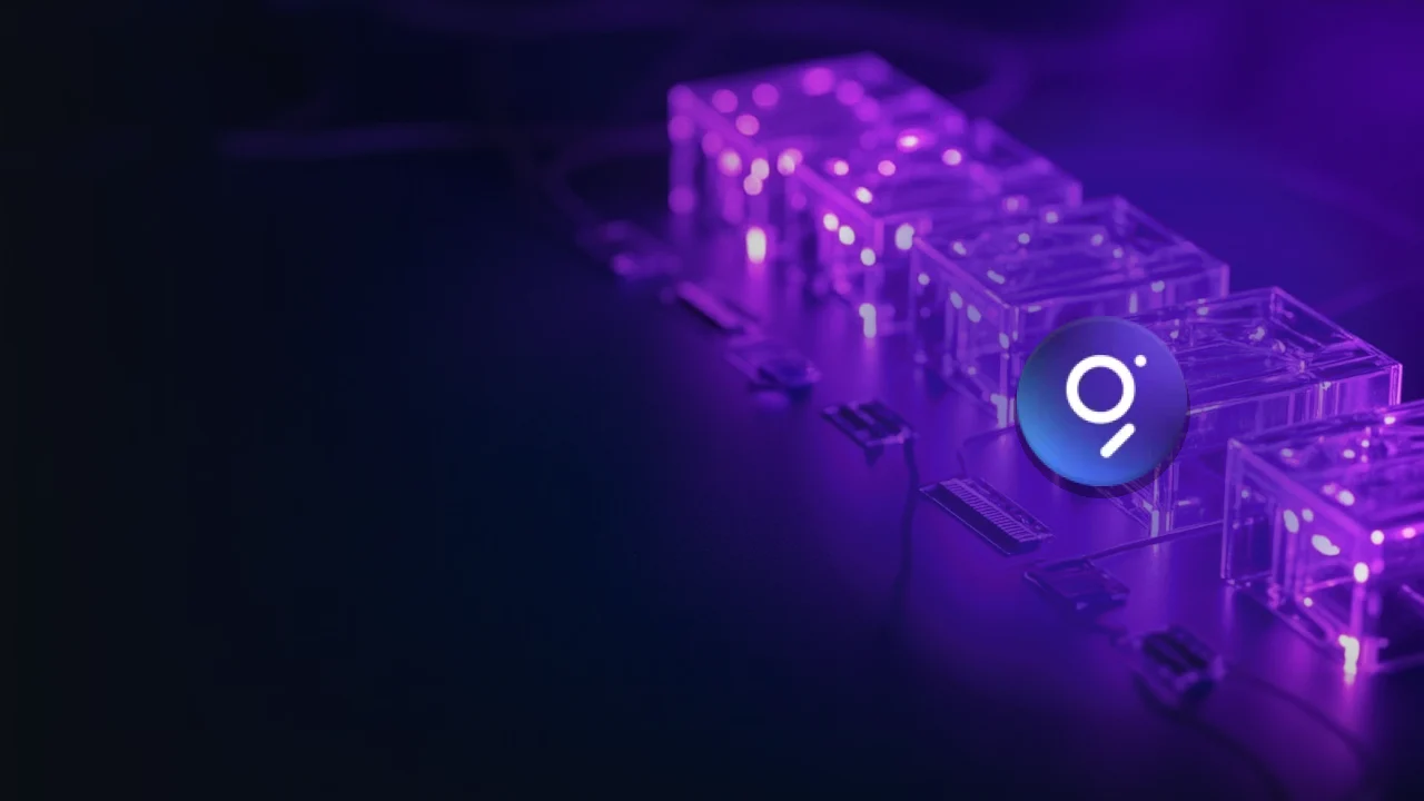Le logo de The Graph sur un fond bleu marine foncé avec des blocs de verre violet lumineux reliés par la lumière.