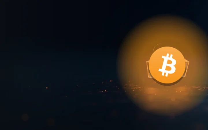 Bitcoin-logoet over to glødende glasblokke forbundet af orange lys på mørk navyblå.