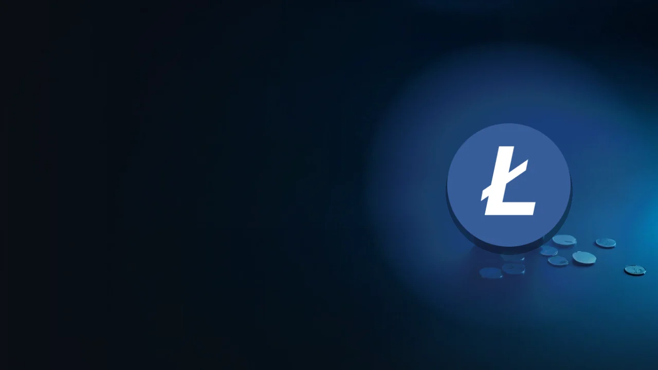 El logotipo de Litecoin sobre un fondo azul marino oscuro con monedas plateadas en blanco y una cartera hardware a la derecha.