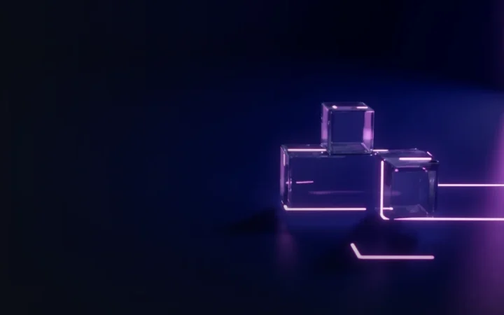 En mørk navyblå baggrund af glasblokke forbundet af violet lys.