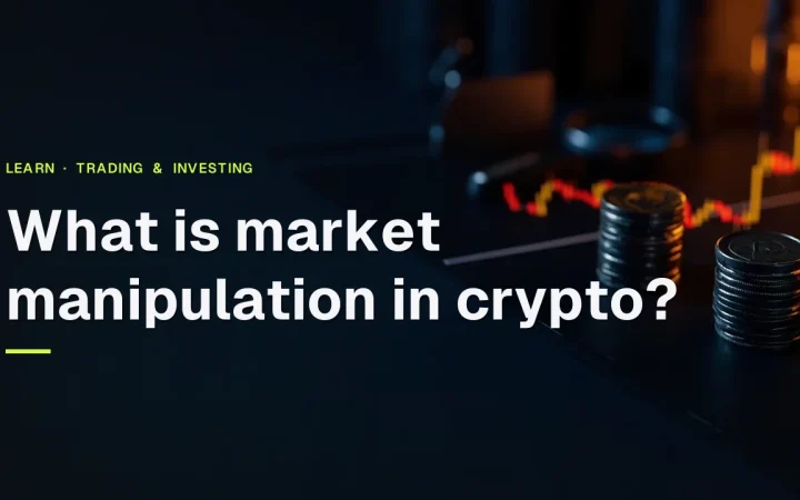 Titlen What is market manipulation in crypto? over et mørkt marineblåt skrivebord med tomme mønter, et glødende diagram og et forstørrelsesglas.
