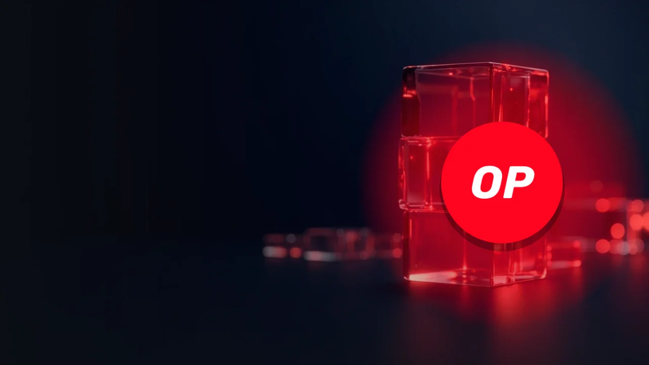 Das Optimism-Logo über einem dunkelblauen Hintergrund mit Glasblöcken, die rechts durch rotes Leuchten verbunden sind, was die Superchain von Optimism darstellt.