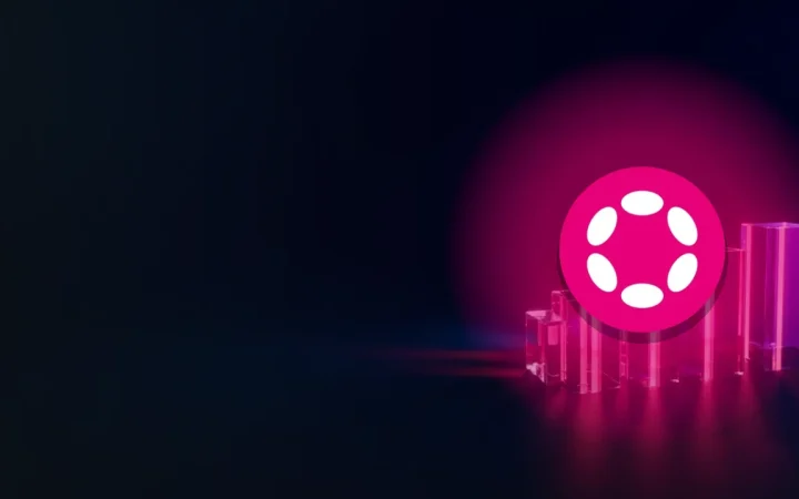 Polkadot-logoet over en mørk navy baggrund med glødende glasblokke forbundet af magenta lys til højre.