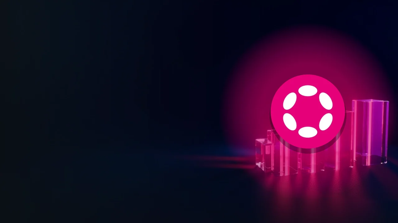Polkadot-logoet over en mørk navy baggrund med glødende glasblokke forbundet af magenta lys til højre.