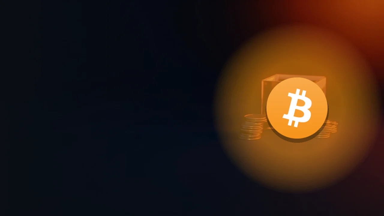 Bitcoin-logoet over en mørk navybaggrund med stakke af blanke mønter og en glasvault oplyst i orange.