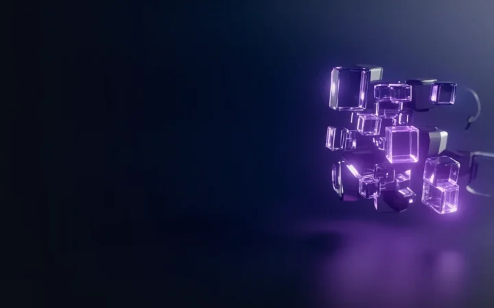 En mørk marineblå baggrund med glødende violette glaskuber og polygonale former.