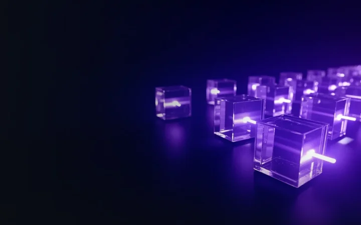 En mørk navyblå baggrund med glødende violette glasblokke forbundet af lysstråler.