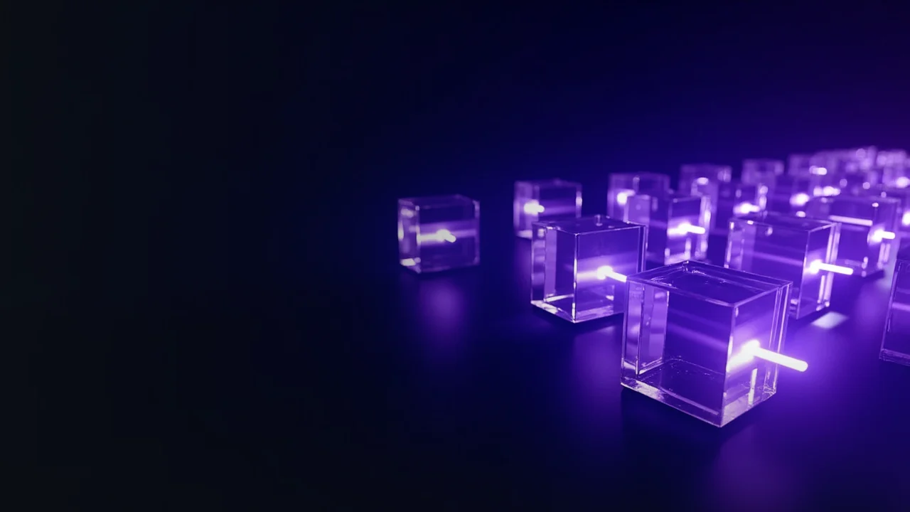 En mörk marinblå bakgrund med glödande violetta glasblock sammanfogade av ljusstrålar.
