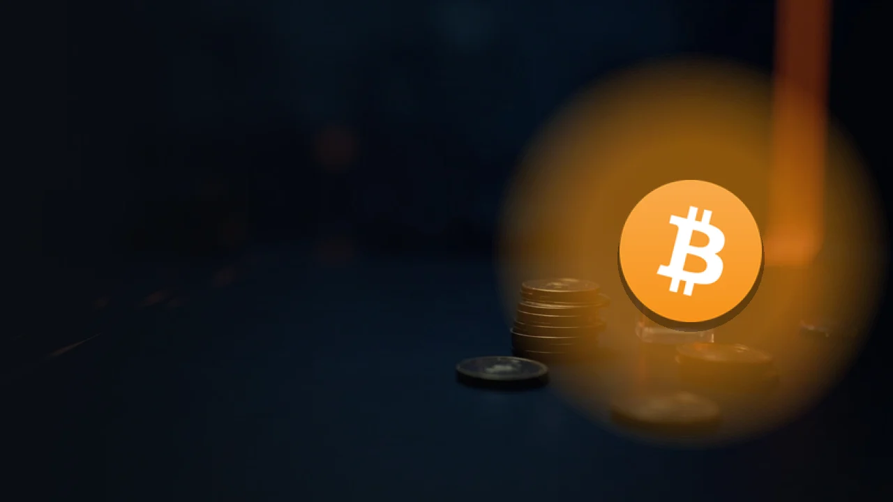 Bitcoin-logoet over stabler af blanke metalmønter og en glaskube i et mørkeblåt pengeskab.