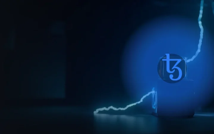 Tezos-logotypen över ett mörkblått skrivbord med glasblock, blå ljusspår och en tom metallenhet.