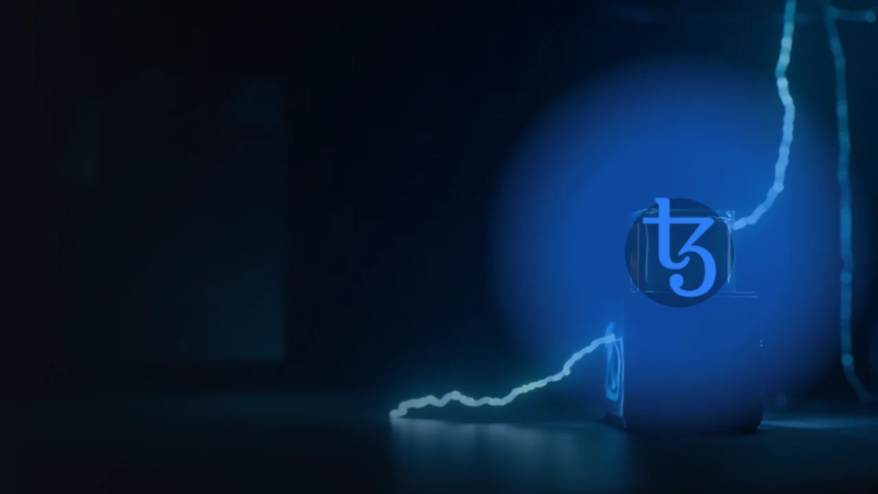 Das Tezos-Logo über einem dunkelblauen Schreibtisch mit Glasblöcken, blauen Lichtspuren und einem leeren Metallgerät.