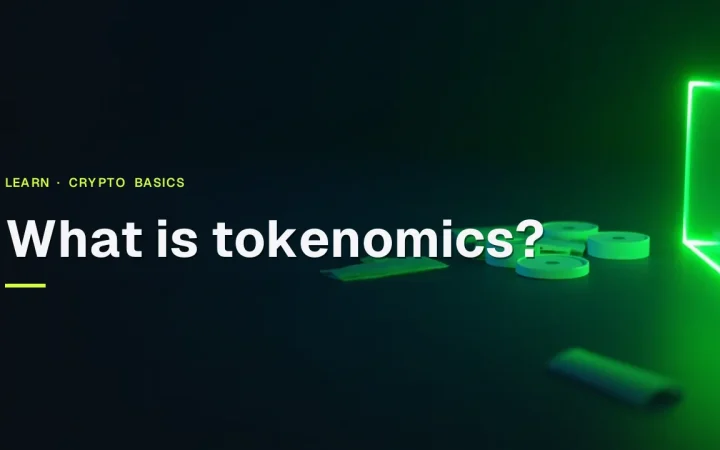 Der Titel Was ist Tokenomics über einer dunkelblauen Szene aus leeren Glasscheiben, einem Würfel und limettengrünem Leuchten auf der rechten Seite.