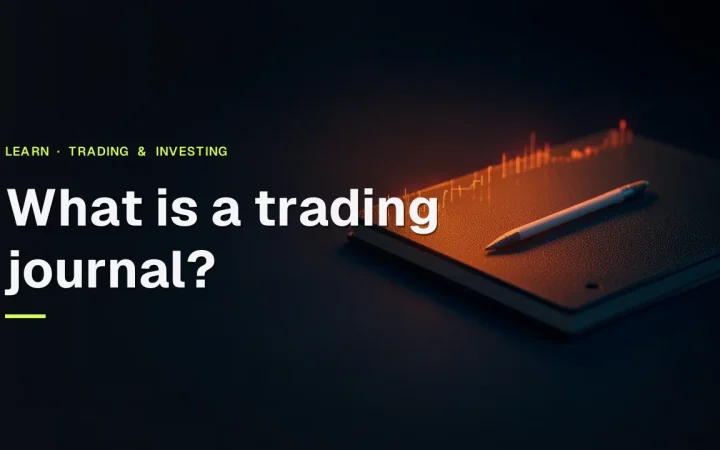Titlen 'Hvad er en trading journal?' over et mørkt navy skrivebord med en almindelig notesbog, en pen og et glødende orange søjlediagram.