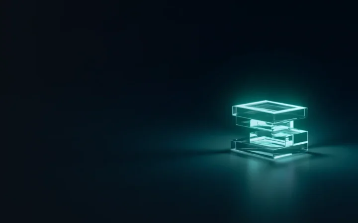 En mørk navybaggrund med glødende teal-glasblokke til højre.