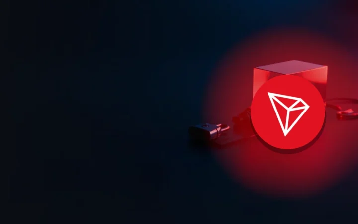 TRON-logoet over en mørk navy scene med en glasblok, hardware-wallet, stålplade og hængelås oplyst i rødt.