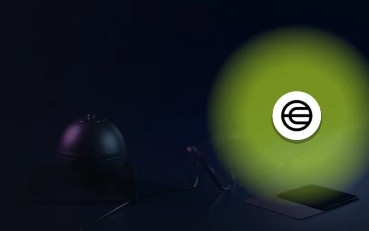 Worldcoin-logoet over en mørk marineblå baggrund med en glødende metalorb til højre.