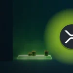 XRP-logoet over en glødende bro, der forbinder to platforme af tomme mønter og viser, hvordan XRP flytter værdi mellem valutaer.