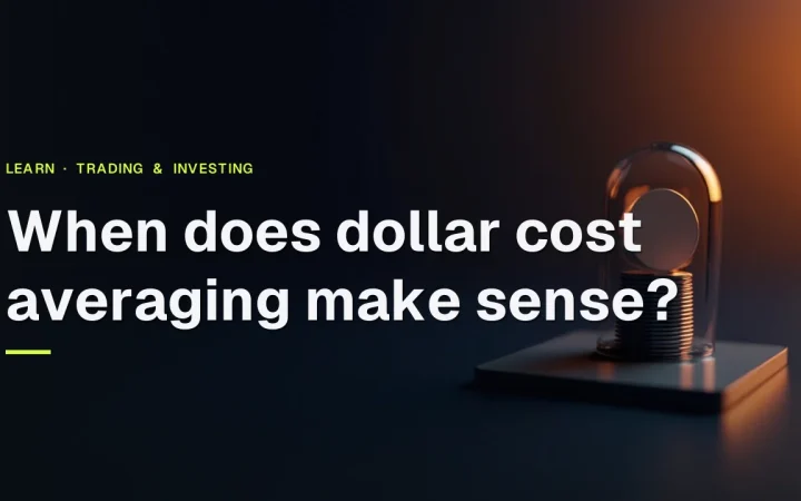 Titlen Hvornår giver dollar cost averaging mening over en mørk navyblå baggrund med en stak tomme mønter og en glødende orange kant.