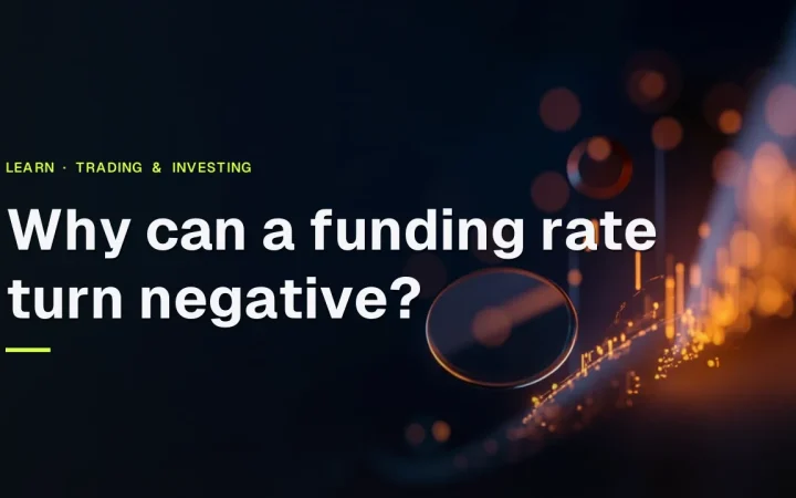 Hvorfor kan en funding rate blive negativ? En mørk navyblå baggrund med glødende orange søjler og knapper til højre.